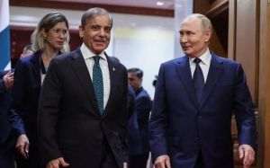 Shehbaz Sharif (stânga) şi Vladimir Putin (dreapta)/Sursa foto: X